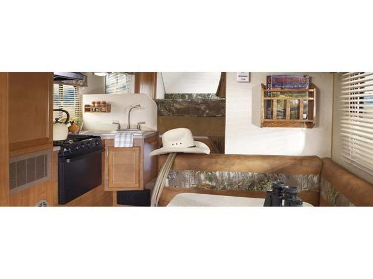 2009 Lance Camper Manufacturing Long Bed 915