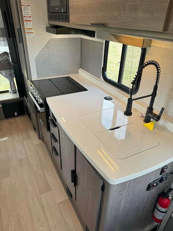 Lance 1191 Truck Camper
