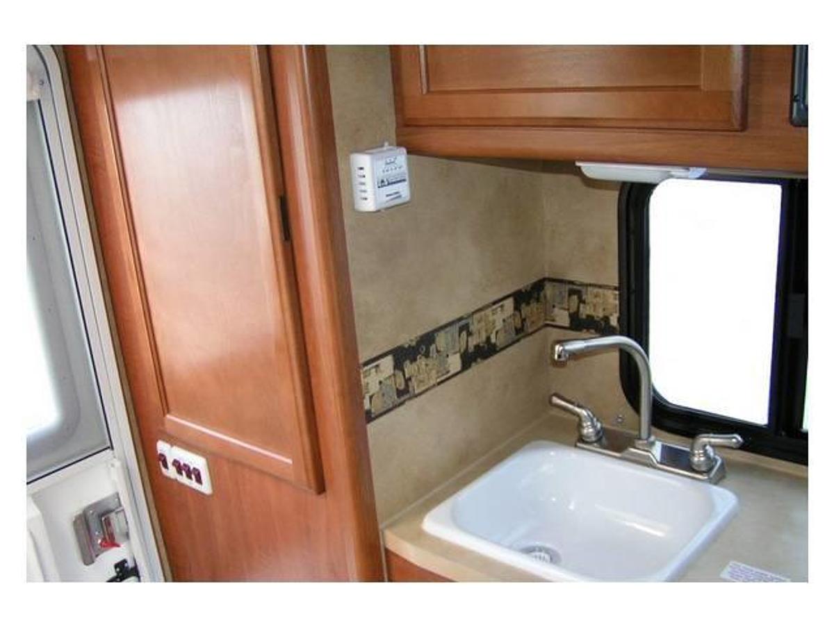 2010 Lance Camper Manufacturing Truck Camper - Short Bed 825