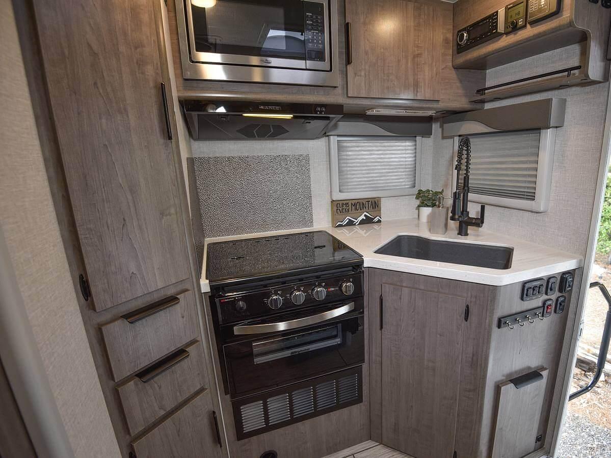 Lance 975 Truck Camper