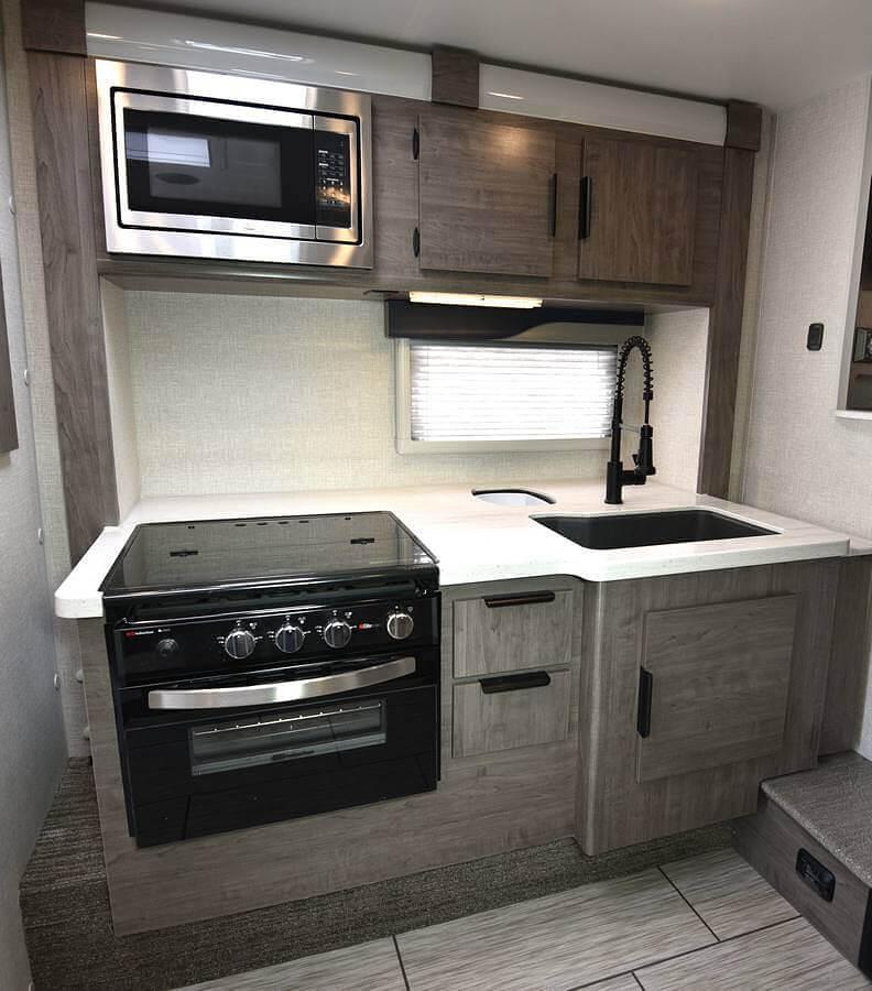 Lance 1062 Truck Camper