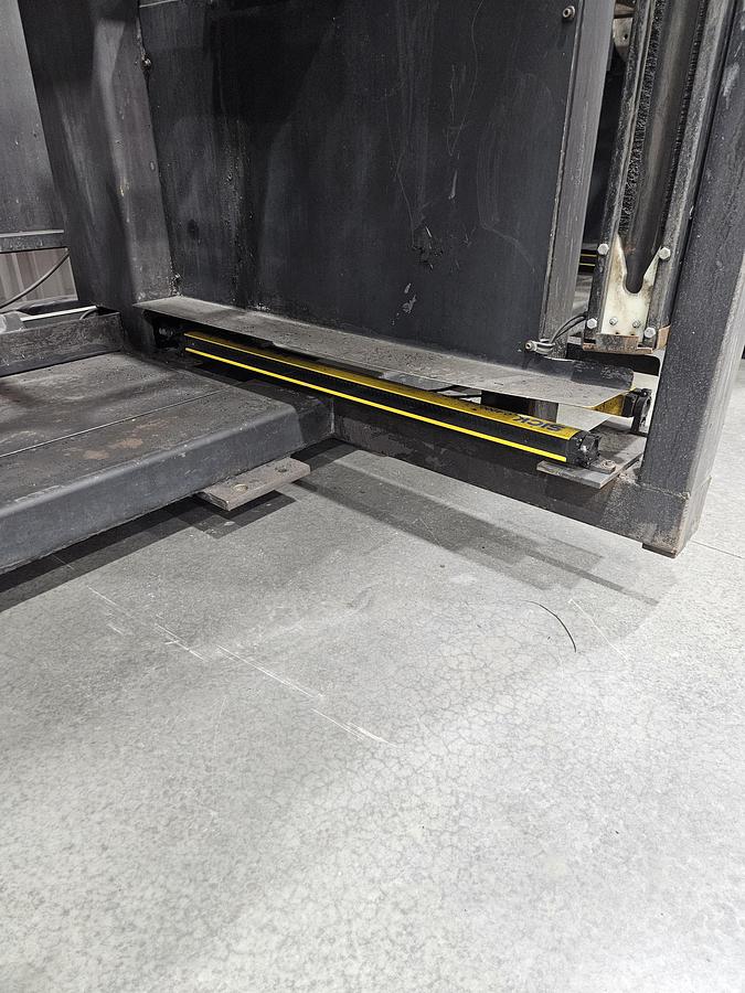 Used Complete Lincoln System 50 Robotic Welding Cell W/ FANUC 100ibe/R-30ia Dual HS and Safety