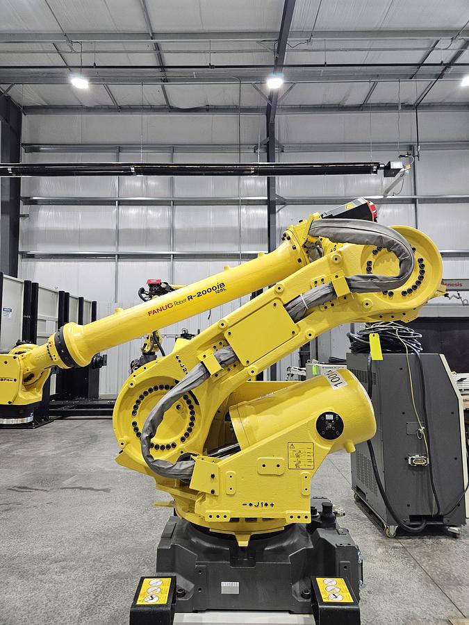 Used Fanuc R-2000ib/125L Industrial Robot With R-30ia Controller