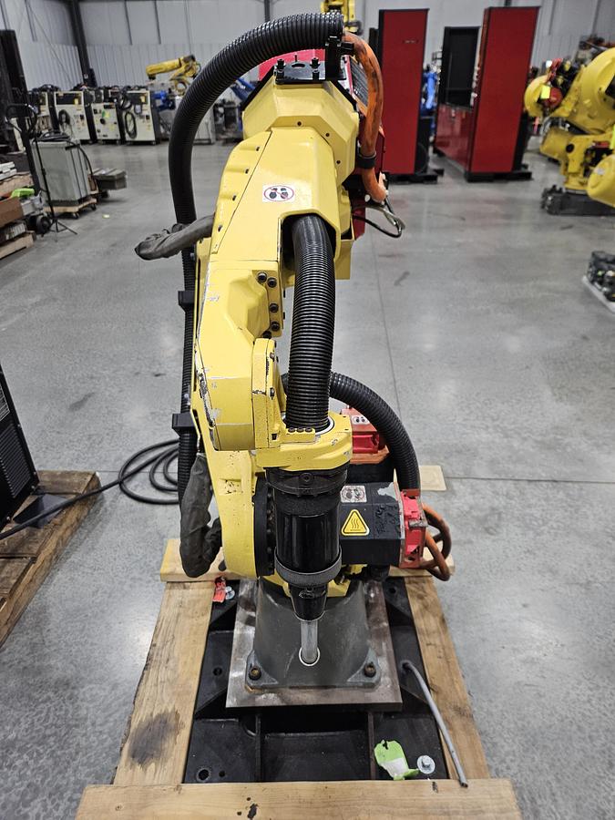 Used Fanuc Arcmate 100ic Industrial Robot With R-30ib Controller and Lincoln Powerwave i400