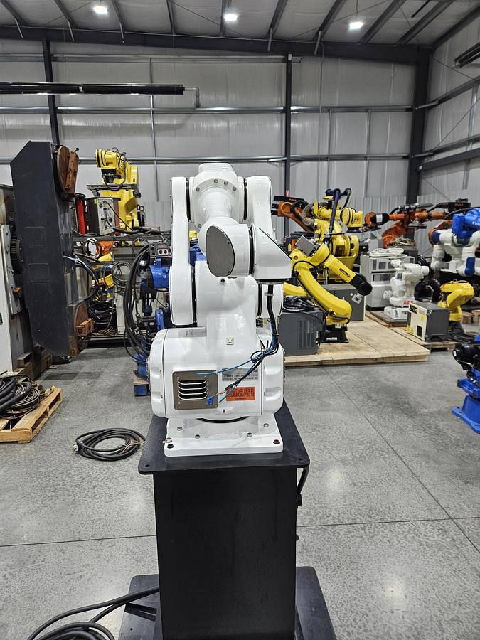 Used Yaskawa Motoman MPK2F Industrial Robot With FS100 Controller