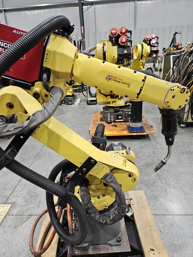 Used Fanuc Arcmate 100ic Industrial Robot With R-30ib Controller and Lincoln Powerwave i400
