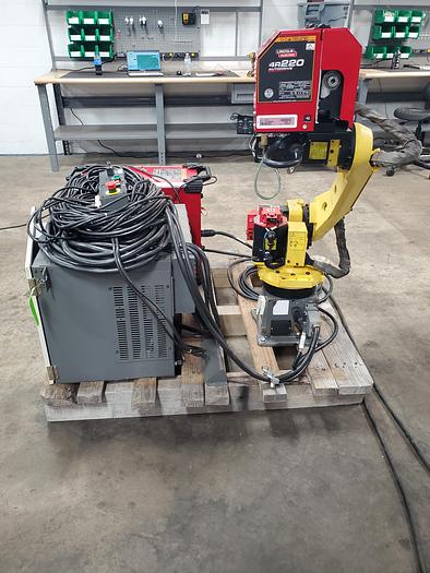 Used 2016 Fanuc Arcmate 100ic/7L Industrial Robot With Lincoln Powerwave R500
