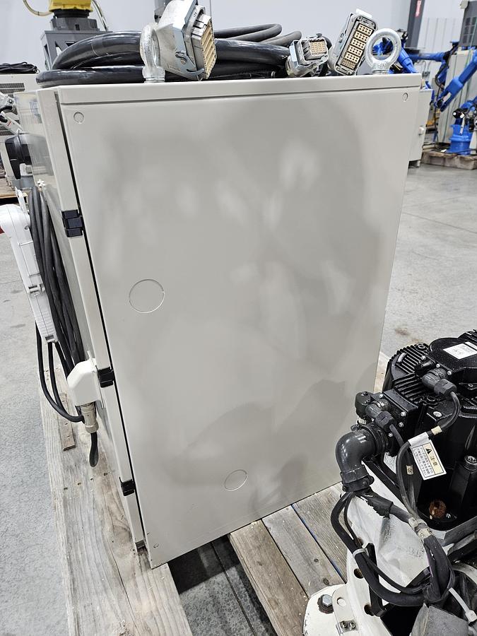 Used Yaskawa Motoman MPL80 Industrial Robot With DX100 Controller