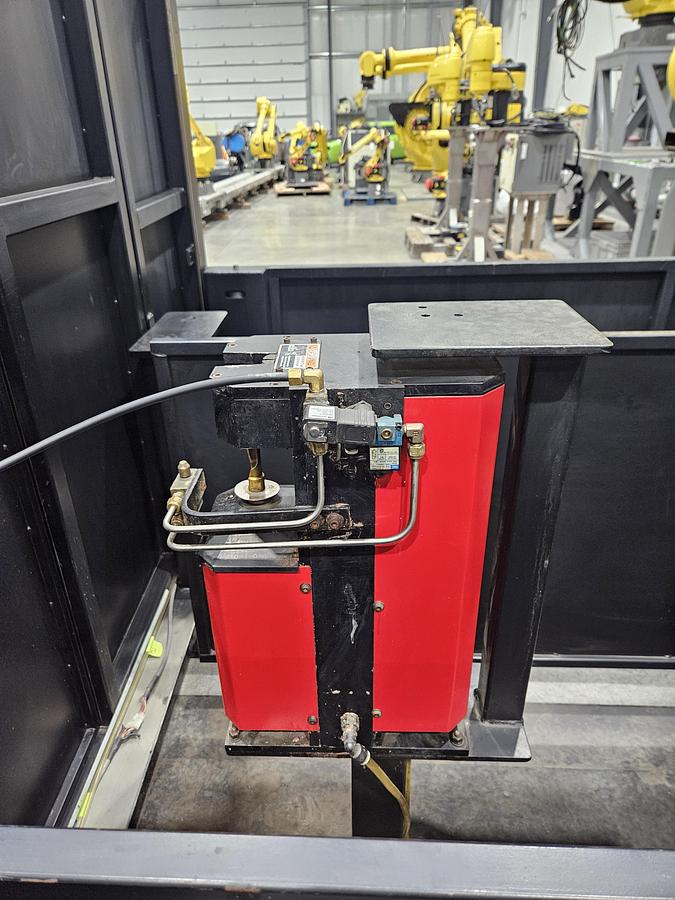 Used Lincoln system 35 weld cell Fanuc 120iC/10L with dual headstock positioners