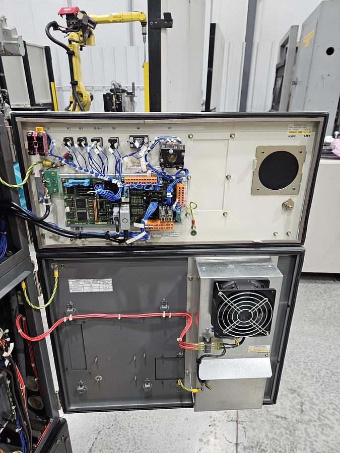 Used Fanuc Arcmate 100ic Industrial Robot With R-30ia Controller and Lincoln Powerwave i400