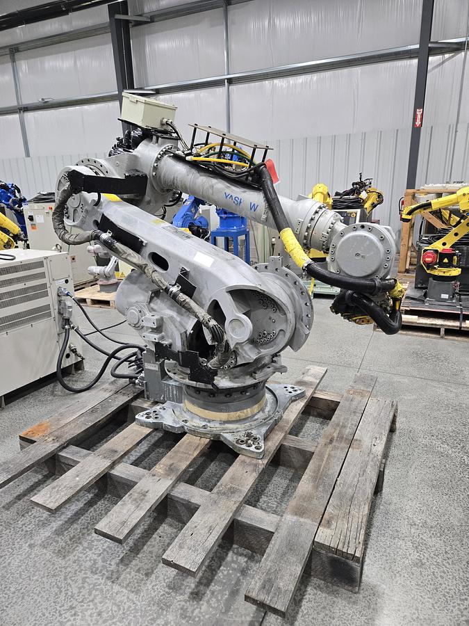 Used Yaskawa Motoman ES165D Industrial Robot With DX100 Controller