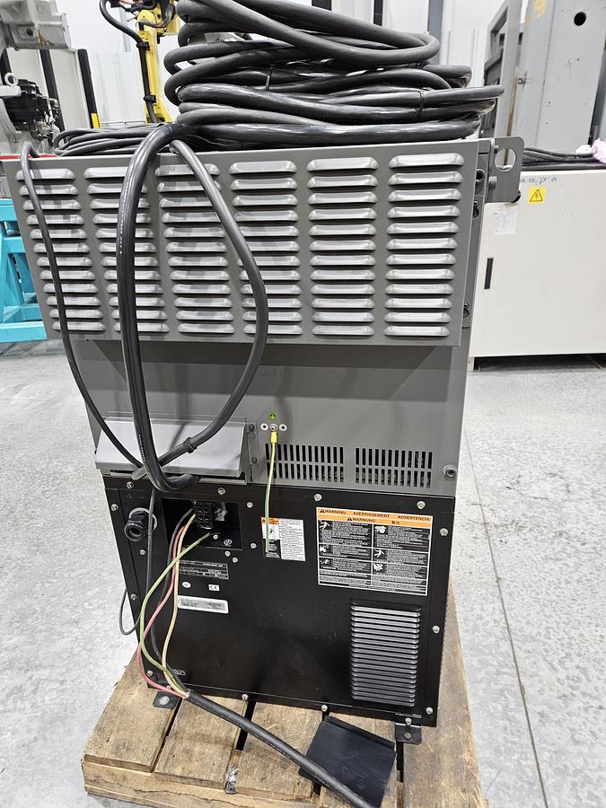 Used Fanuc Arcmate 100ic Industrial Robot With R-30ib Controller and Lincoln Powerwave i400