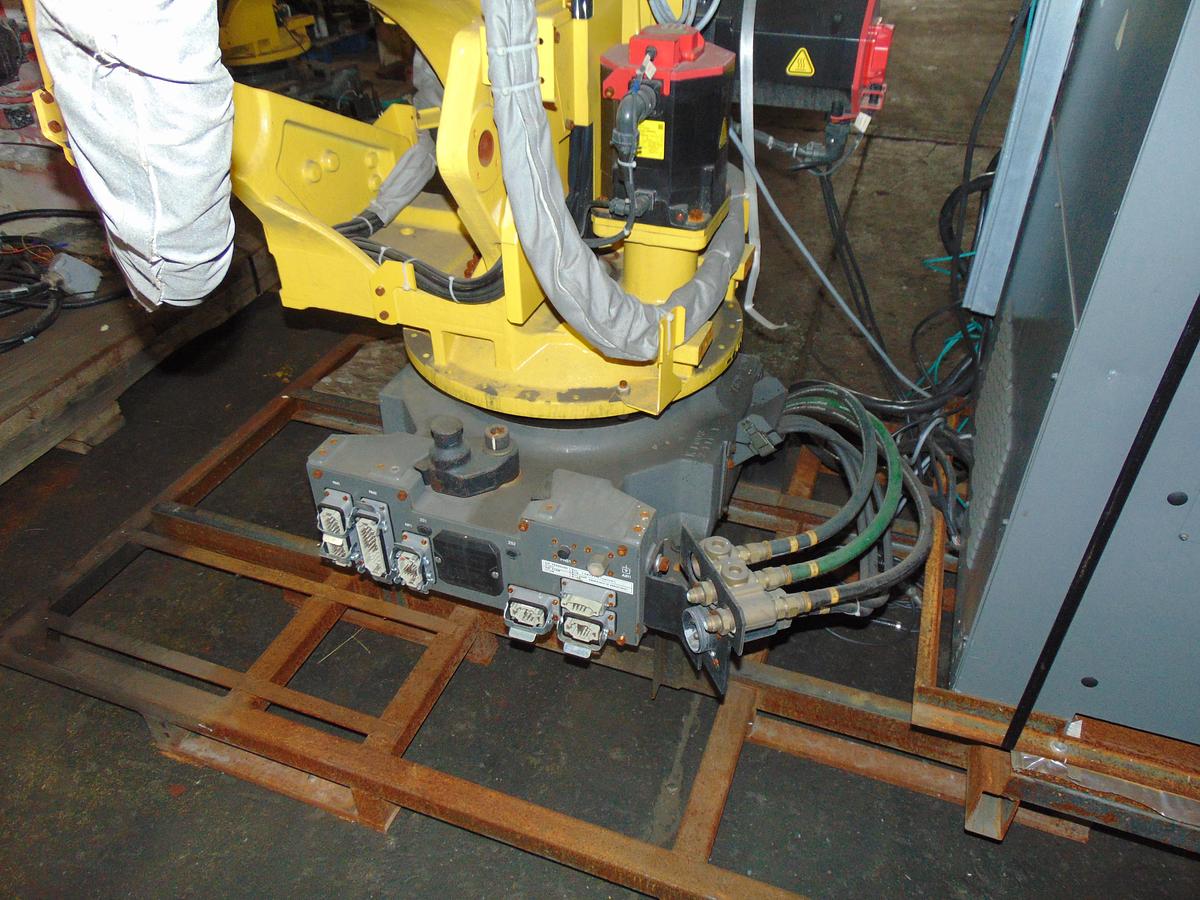 Used 2012 Fanuc R-2000iB/220US