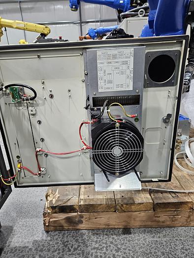 Used Fanuc Arcmate 100ic/6L Industrial Robot With R-30ib Controller and Lincoln Powerwave R450