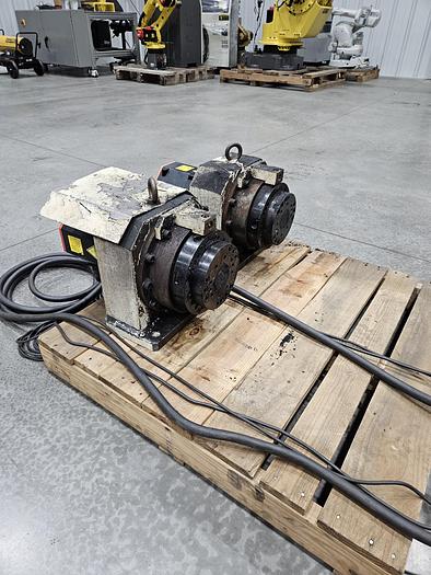 Used Fanuc Arcmate 100ic Industrial Welding Robot With Lincoln PWR350 and Dual Head