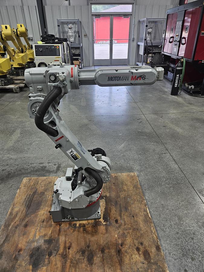 Used Yaskawa Motoman MH6 With DX100 Controller