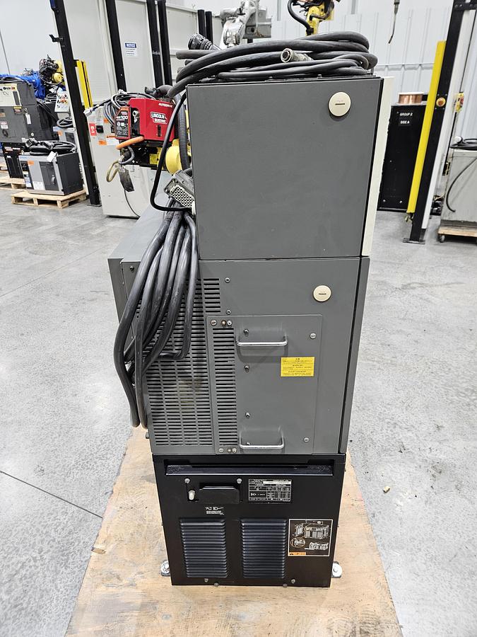 Used Fanuc Arcmate 100ic Industrial Robot With R-30ia Controller and Lincoln Powerwave i400
