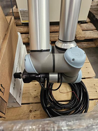Used Universal UR5e Industrial Robot - Only 10 days power on time