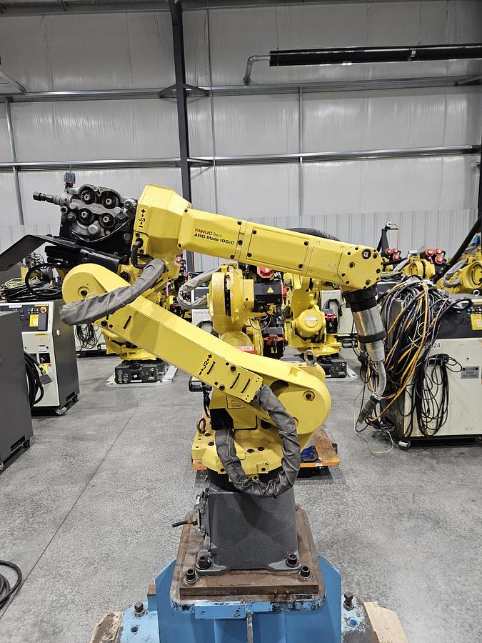 Used Fanuc Arcmate 100ic Industrial Robot With R-30ia Controller and Lincoln Powerwave i400