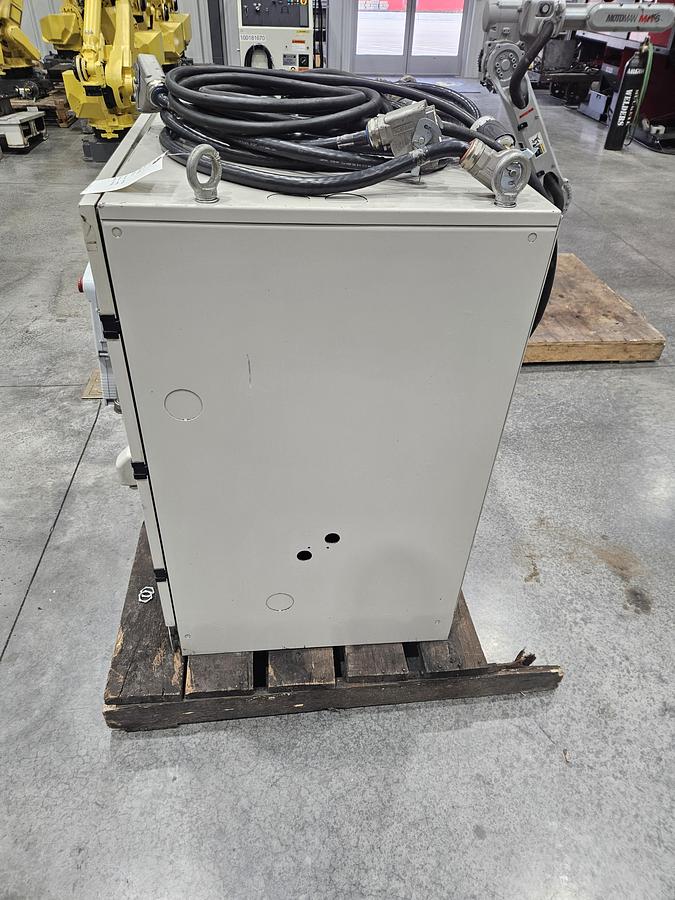 Used Yaskawa Motoman MH6 With DX100 Controller