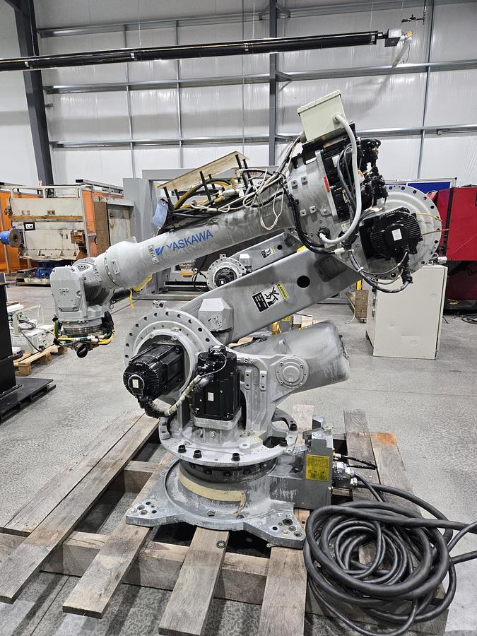 Used Yaskawa Motoman ES165D Industrial Robot With DX100 Controller