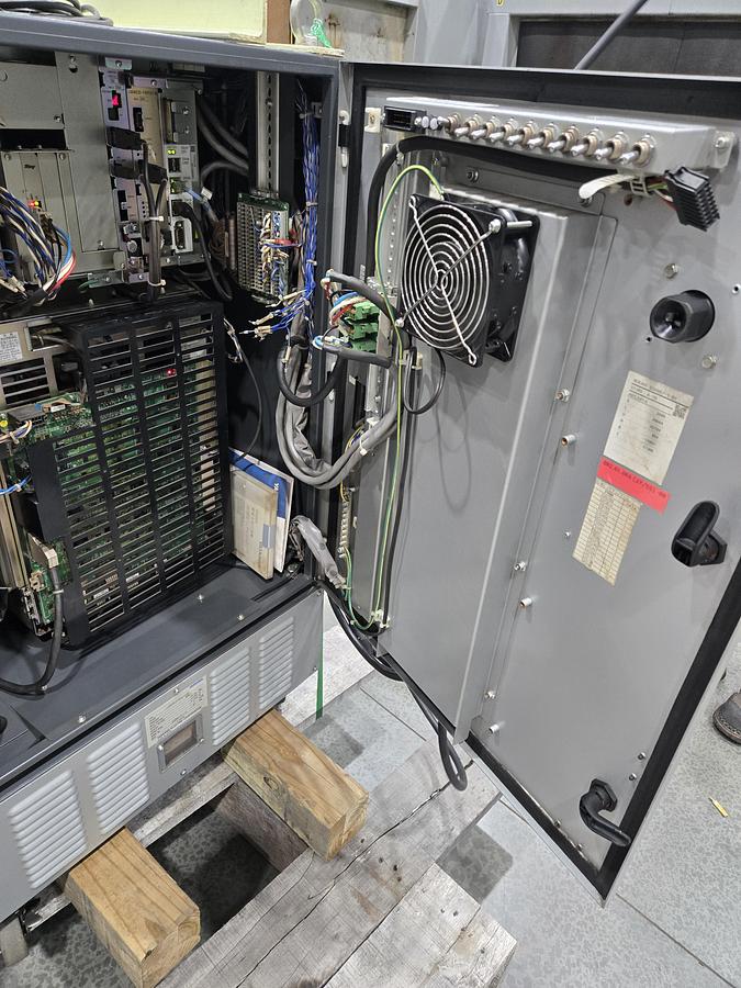 Used Yaskawa Motoman MA1440 Industrial Welding Robot With DX200 Controller