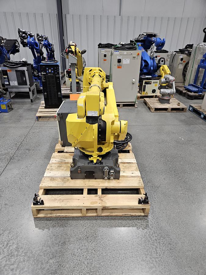 Used FANUC M-710ic/20L Industrial Robot With R-30ia Controller and Lincoln Powerwave R450 STT