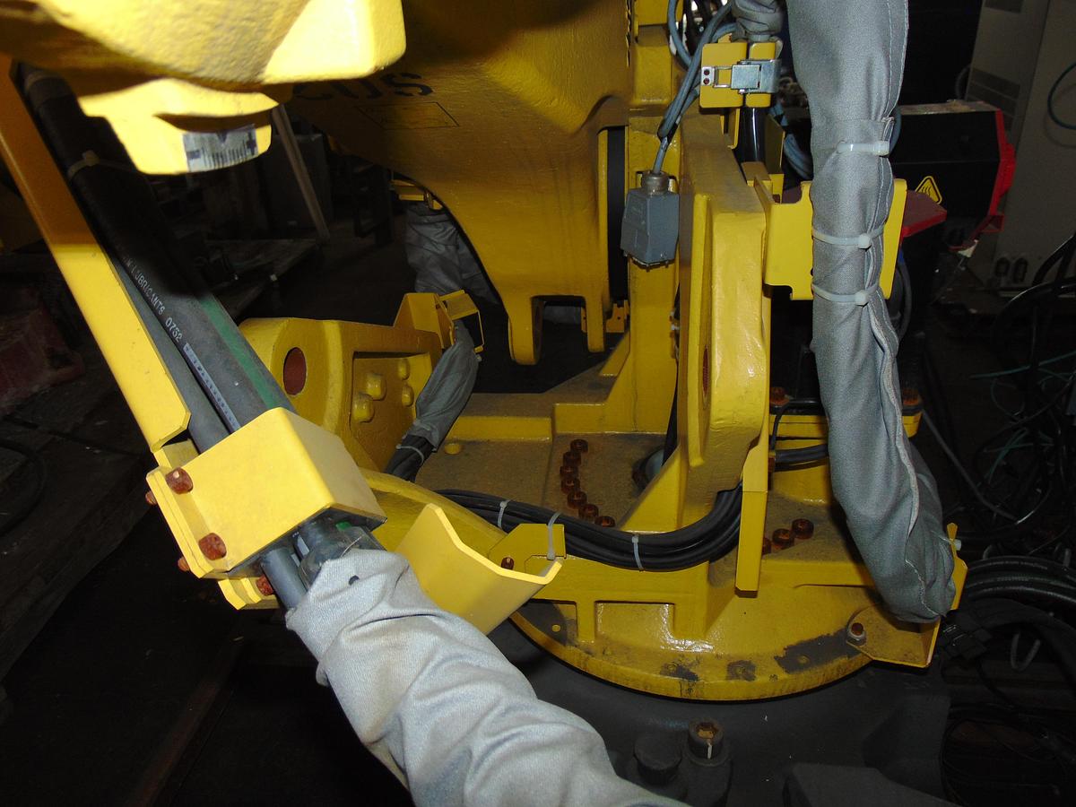 Used 2012 Fanuc R-2000iB/220US