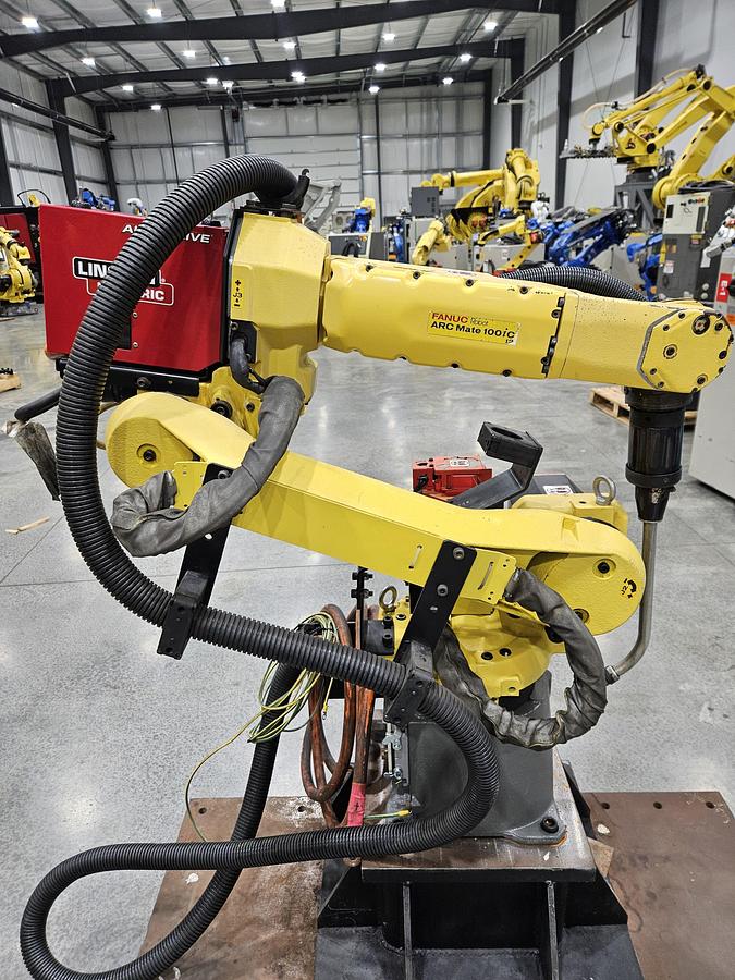 Used Fanuc Arcmate 100ic Industrial Robot With R-30ia Controller and Lincoln Powerwave i400