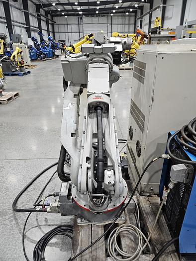 Used Yaskawa Motoman EA1900N Industrial Welding Robot With Miller Auto Axcess 450