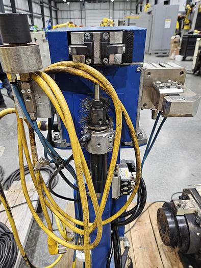 Used Fanuc Arcmate 100ic Industrial Welding Robot With Lincoln PWR350 and Dual Head