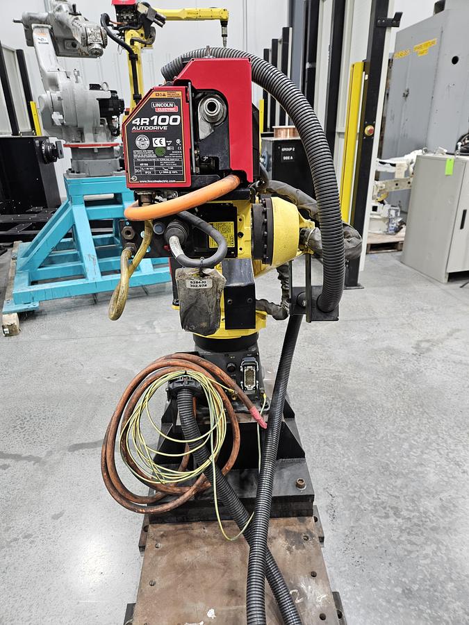 Used Fanuc Arcmate 100ic Industrial Robot With R-30ia Controller and Lincoln Powerwave i400