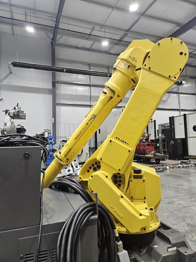 Used FANUC M-710ic/20M Industrial Robot With R-30ib Controller