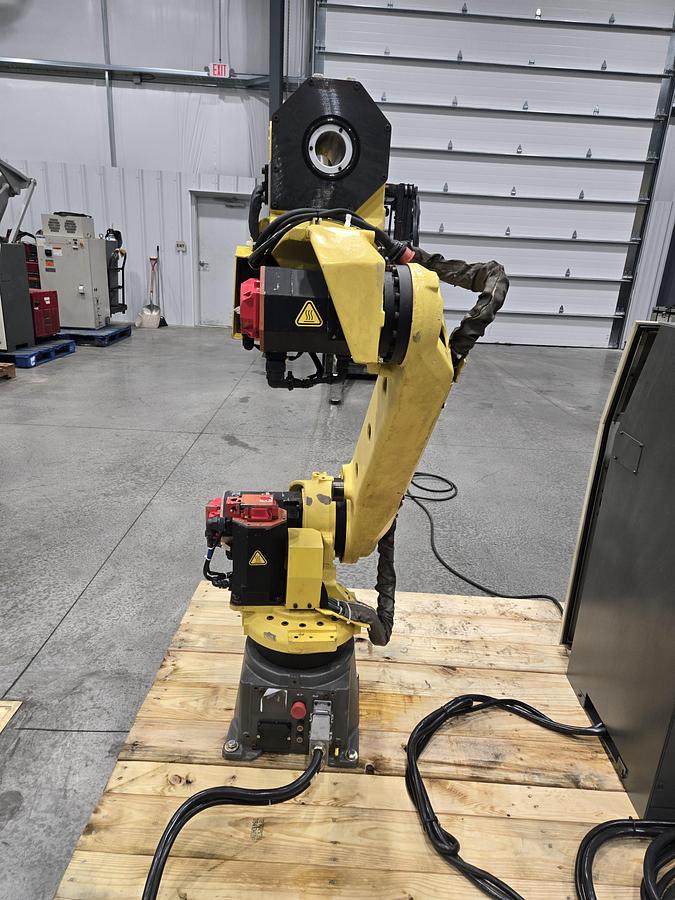 Used FANUC Arcmate 120ic Industrial Robot With R-30ia Controller