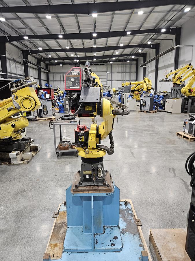 Used Fanuc Arcmate 100ic Industrial Robot With R-30ia Controller and Lincoln Powerwave i400