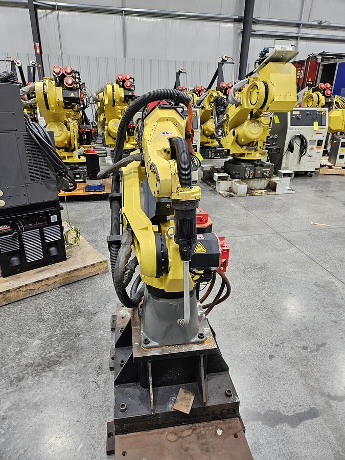 Used Fanuc Arcmate 100ic Industrial Robot With R-30ia Controller and Lincoln Powerwave i400