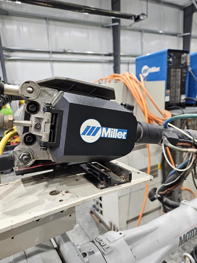Used Dual Arm Yaskawa EA1900N and UP50N Welding Robots With Auto Axcess 450