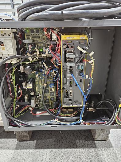 Used Fanuc Arcmate 100ic/6L Industrial Robot With R-30ib Controller and Lincoln Powerwave R450