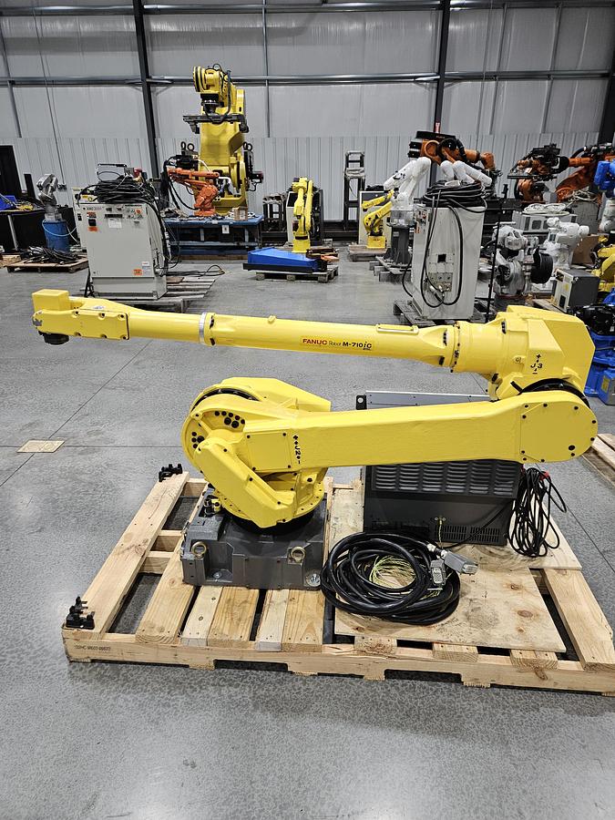 Used FANUC M-710ic/20L Industrial Robot With R-30ia Controller and Lincoln Powerwave R450 STT