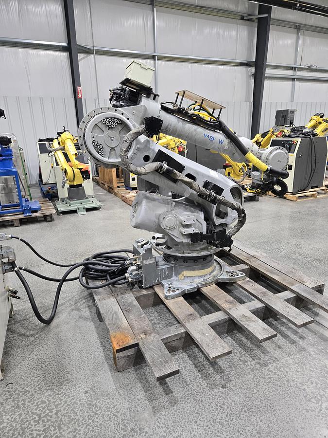Used Yaskawa Motoman ES165D Industrial Robot With DX100 Controller