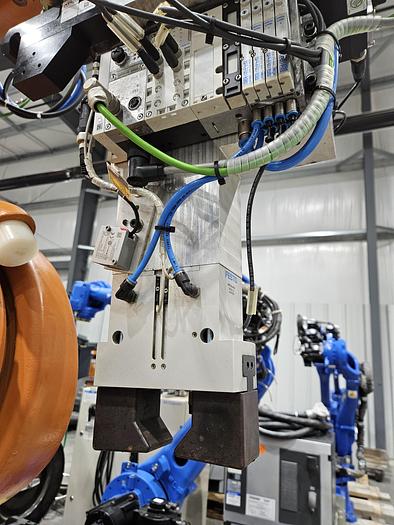 Used KUKA KR210 R2700 Prime Industrial Robot With 40 Foot KUKA Track