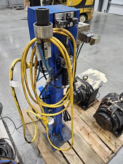 Used Fanuc Arcmate 100ic Industrial Welding Robot With Lincoln PWR350 and Dual Head