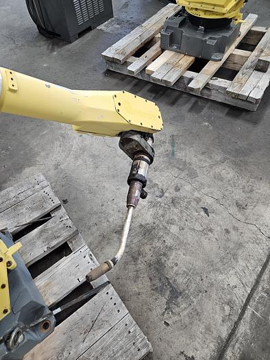 Used FANUC M-710ic/20L With R-30ia Controller and Lincoln Powerwave R450 STT