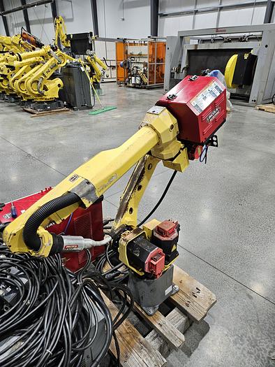 Used Fanuc Arcmate 100ic/6L Industrial Robot With R-30ib Controller and Lincoln Powerwave R450