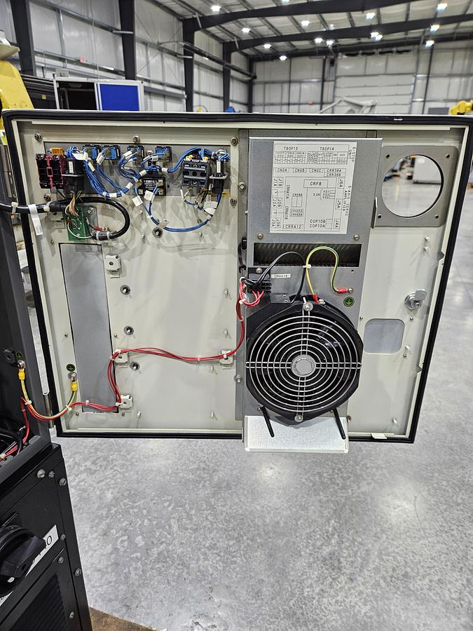 Used Fanuc Arcmate 100ic Industrial Robot With R-30ib Controller and Lincoln Powerwave i400