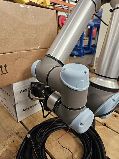 Used Universal UR5e Industrial Robot - Only 10 days power on time