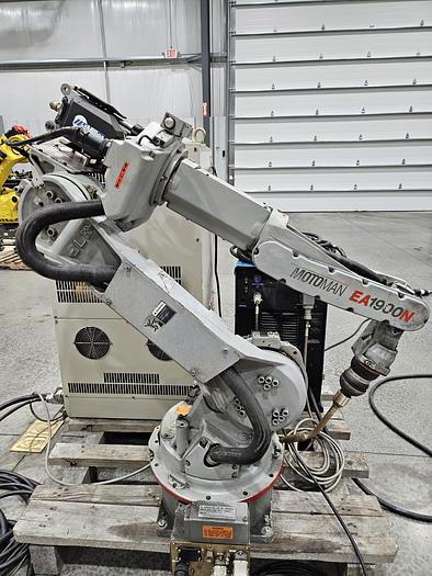 Used Yaskawa Motoman EA1900N Industrial Welding Robot With Miller Auto Axcess 450