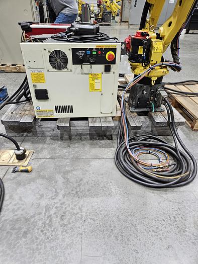 Used Fanuc Arcmate 100ic Industrial Welding Robot With Lincoln PWR350 and Dual Head