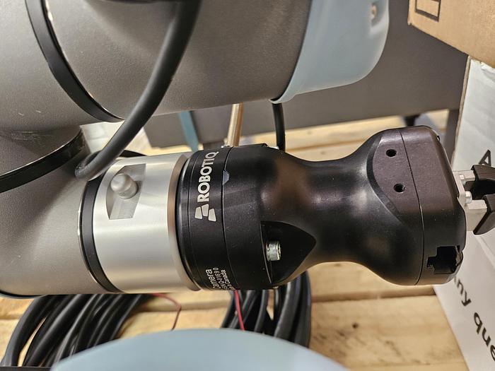 Used Universal UR5e Industrial Robot - Only 10 days power on time