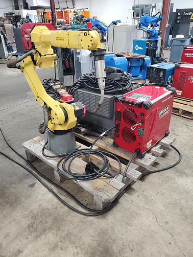 Used 2016 Fanuc Arcmate 100ic/7L Industrial Robot With Lincoln Powerwave R500